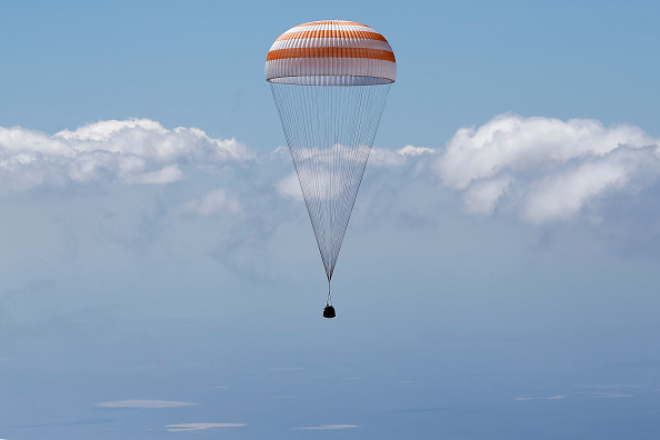 -Illustration-La capsule Soyouz TMA-19M transportant les membres de l'équipage de la Station spatiale internationale descend sous un parachute juste avant d'atterrir près de la ville de Zhezkazgan (Kazakhstan). Photo SHAMIL ZHUMATOV / AFP / Getty Images.