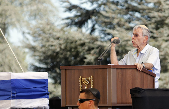 -L'écrivain israélien Amos Oz prononce un discours lors des funérailles de l'ancien président israélien et lauréat du prix Nobel de la paix, Shimon Peres, le 30 septembre 2016. Photo THOMAS COEX / AFP / Getty Images.