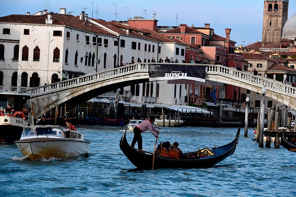 -Des gondoles et des bateaux-taxis circulent sur le Grand Canal  à Venise le 7 avril 2017. Photo MIGUEL MEDINA / AFP / Getty Images.