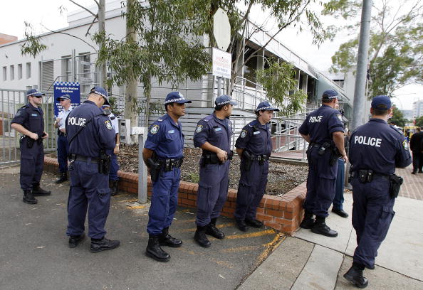 -La police patrouille dans le périmètre du tribunal très fortifié où neuf hommes musulmans accusés de terrorisme pour avoir planifié un jihad violent en Australie font l'objet d'une audience publique à Penrith, près de Sydney. Photo TORSTEN BLACKWOOD / AFP / Getty Images.
