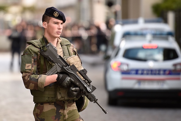Un soldat français armé se tient sur le site où une voiture a heurté des soldats à Levallois-Perret, près de Paris, le 9 août 2017. (Photo : STEPHANE DE SAKUTIN/AFP/Getty Images)