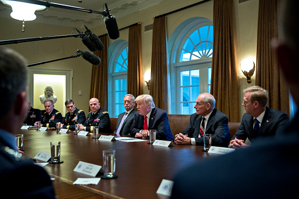 -Le président américain Donald Trump assiste à une réunion avec de haut responsable, les chefs militaires dans la salle du Cabinet de la Maison Blanche en 2017 à Washington. Photo par Andrew Harrer-Pool / Getty Images.