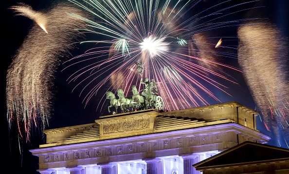 -Les festivités du nouvel an le 1er janvier 2018 à Berlin, en Allemagne. Des dizaines de milliers de fêtards se sont rassemblés dans le centre-ville pour célébrer le nouvel an. Photo par Adam Berry / Getty Images.