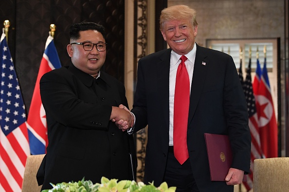 -Le 12 juin 2018. Le chef de la Maison blanche a aussi été le protagoniste d'une des plus grandes percées diplomatiques de l'année, quand il est venu, en juin à Singapour, le premier président américain à rencontrer un leader nord –coréen. Le président américain Donald Trump et le chef de la Corée du Nord Kim Jong Un. se serrent la main. Photo SAUL LOEB / AFP / Getty Images.
