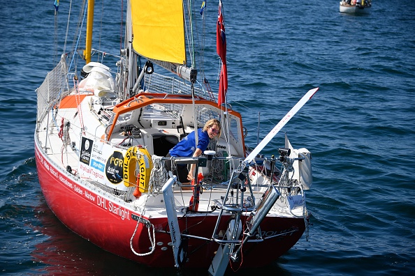 -Susie Goodall, skipper britannique, quitte la barre de son bateau "DHL Starlight" alors qu'elle quitte le port des Sables d'Olonne le 1er juillet 2018, au début de la course au large "Golden Globe Race" en solitaire au monde. Photo DAMIEN MEYER / AFP / Getty Images. 