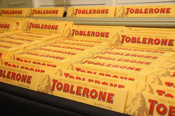 Créé à Berne en 1908 par Theodor Tobler, le Toblerone contient principalement du chocolat, du nougat, du miel, des amandes et du blanc d’œuf. Crédit : Mireya Acierto/Getty Images for NYCWFF.