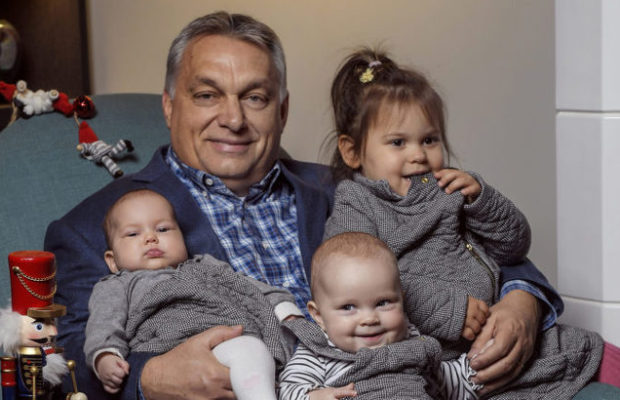 Le Premier ministre hongrois prend la pose avec ses petits-enfants pendant la veillée de Noël. Crédit : capture d'écran Facebook - Viktor Orban.