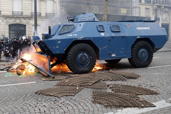 Déployés le 8 décembre sur les Champs-Élysées, certains véhicules blindés de la gendarmerie auraient pu disposer d’une arme secrète capable de « neutraliser » les manifestants. Crédit : THOMAS SAMSON/AFP/Getty Images.