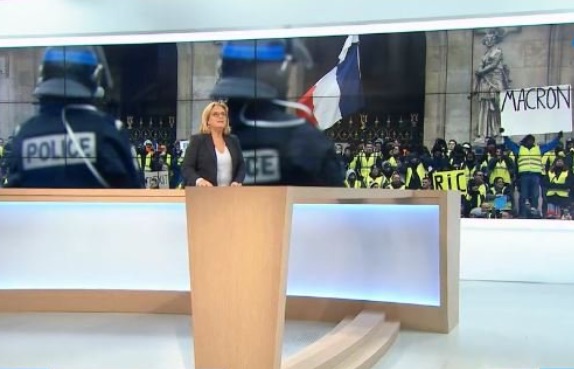 Plusieurs téléspectateurs ont accusé France 3 d’avoir censuré une pancarte hostile au chef de l’État dans l’un de ses journaux télévisés. Crédit : capture d'écran France 3.