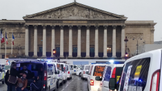 Des ambulanciers à la Concorde pour défendre leur métier, une ambulance brûlée devant l’Assemblée nationale