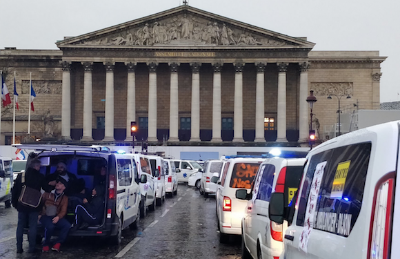 800 manifestants ambulanciers et 600 véhicules, devant l'Assemblée nationale à Paris. (Capture d’écran Twitter@alexiscorbiere)