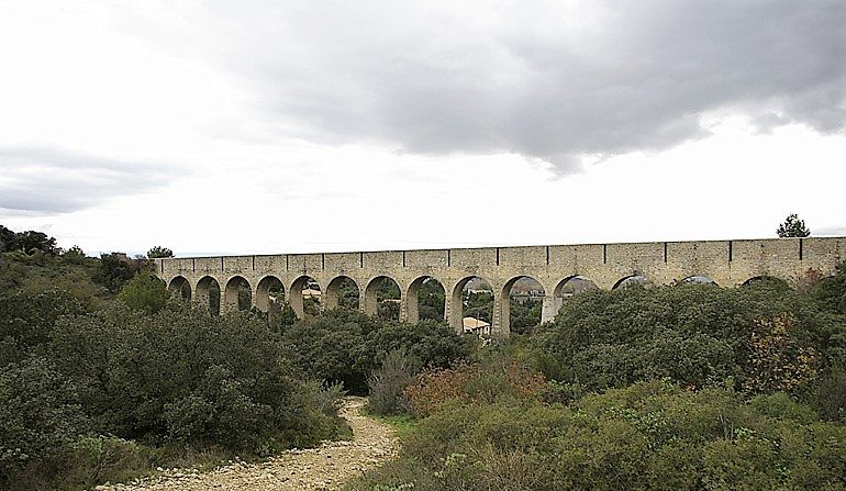 -L’Aqueduc, daté par des travaux historiques 1892 – 1900, servait à alimenter la ville de Nîmes en eau. Photo ville de Comps Gard.