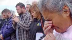 Des travailleurs de General Motors dévastés se rassemblent en prière après la fermeture de leurs usines aux États-Unis
