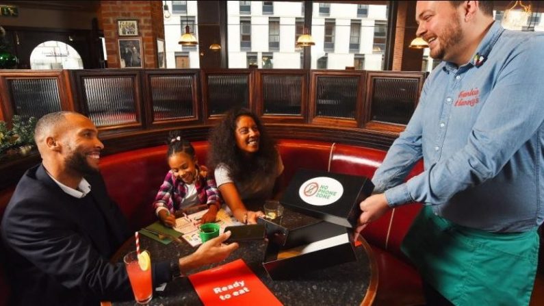 Une chaîne de restaurants britannique, Frankie & Benny's, a lancé une expérimentation qui offre des repas gratuits aux enfants si les parents n'utilisent pas leur téléphone à table. (Frankie & Benny's) 