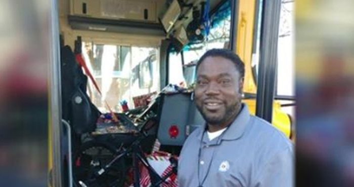 Un chauffeur d'autobus scolaire de Dallas, au Texas, a acheté des cadeaux pour chaque élève sur son trajet, selon son district scolaire. (Facebook / Lake Highlands School)
