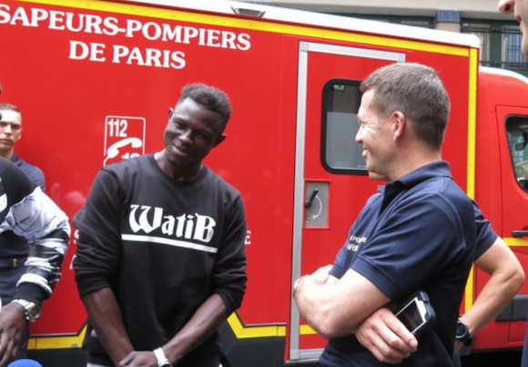Mamoudou Gassama démarre son service civique chez les pompiers de Paris. (Capture d’écran Twitter@JijiAfrica)
