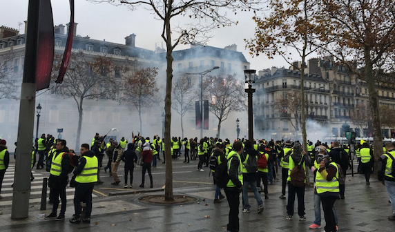 L'"Acte 3" des "Gilets jaunes" à Paris le 1er décembre 2018. (Capture d’écran Twitter@de_Bevec)