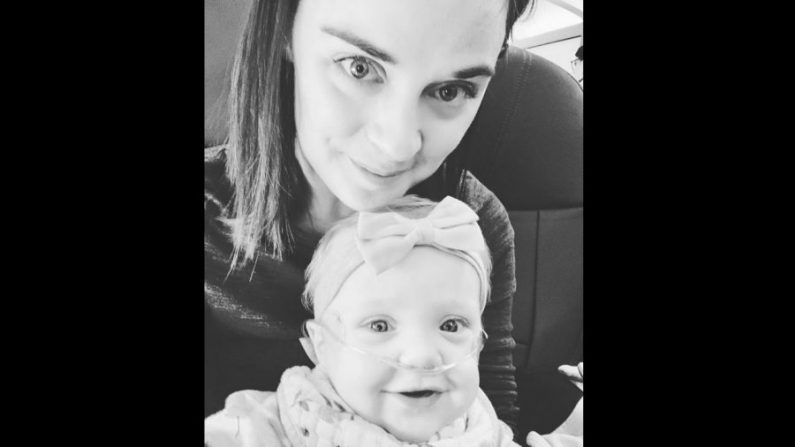 Kelsey Rae Zwick avec sa fille Lucy après avoir obtenu un siège en première classe sur le vol 588 d'American Airlines. (Kelsey Rae Zwick/Facebook) 