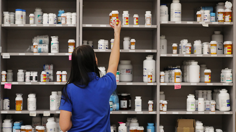 Sur cette photo de dossier, un technicien en pharmacie prend une bouteille de médicaments sur une étagère de la pharmacie centrale d'Intermountain Heathcare à Midvale, Utah, le 10 septembre 2018. (George Frey/Getty Images)
