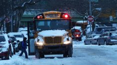 Un chauffeur d’autobus achète un déjeuner pour tous les élèves du bus pendant que les routes vers l’école sont bloquées
