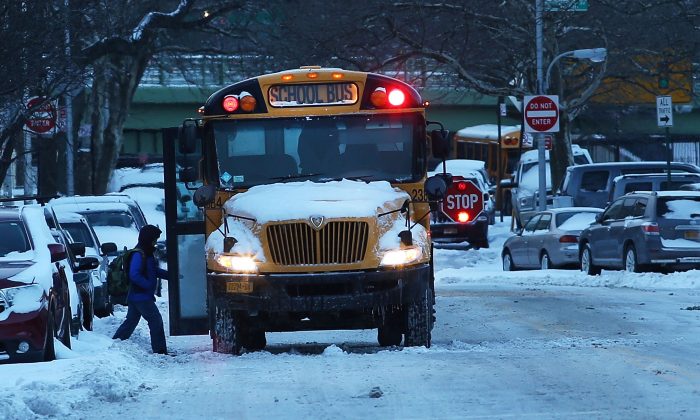Un autobus scolaire vient chercher des enfants à New York le 22 janvier 2014. (Spencer Platt/Getty Images)

