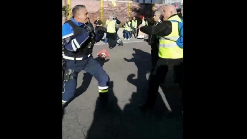 Le commandant de police Didier Andrieux a été filmé en train d’asséner des coups à plusieurs personnes le 5 janvier. Crédit : Facebook – Gilet jaune VAR. 