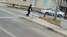 Une vidéo montre un chauffeur d’autobus en train de secourir un jeune enfant marchant pieds nus sur le viaduc d’une autoroute