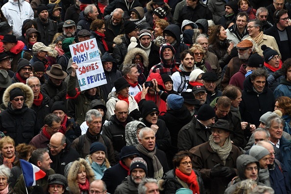 Le 27 janvier, des Foulards rouges ont défilé dans les artères de la capitale pour faire exprimer leur désaccord avec le mouvement des Gilets jaunes. Crédit : ALAIN JOCARD/AFP/Getty Images.