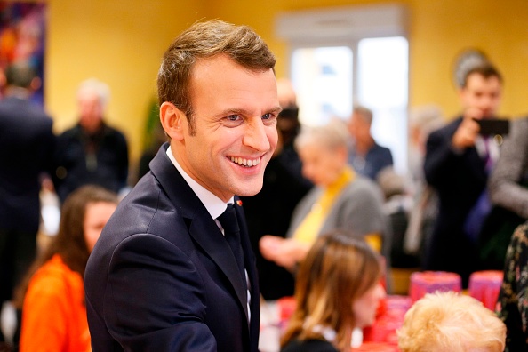 Avant de prendre part au débat citoyen organisé dans la maison des associations de Bourg-de-Péage, Emmanuel Macron a rendu visite aux pensionnaires de l’Ehpad du Clos de l’Hermitage. Crédit : EMMANUEL FOUDROT/AFP/Getty Images.