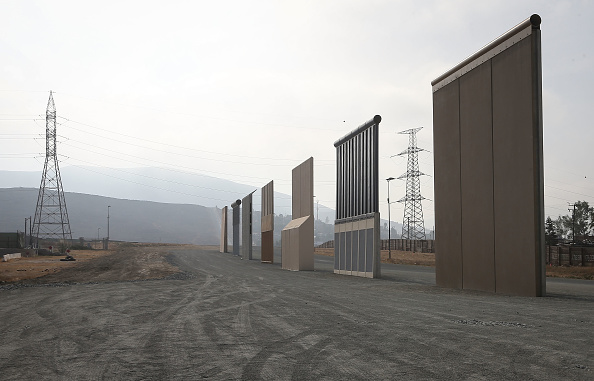 Les prototypes de murs frontaliers du président des États-Unis, Donald Trump, se tiennent près de la frontière américano-mexicaine à San Diego en Californie. (Photo : Mario Tama/Getty Images)