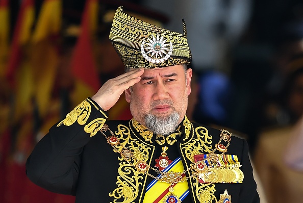 -Le 17 juillet 2018, le 15ème roi de Malaisie, le sultan Muhammad V, a salué la garde royale d'honneur lors de la cérémonie d'ouverture du parlement à Kuala Lumpur. Photo MOHD RASFAN / AFP / Getty Images.