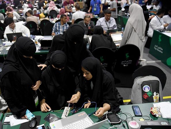 -Des participantes, parmi lesquelles des Saoudiennes, assistent à un hackathon à Djedda le 1er août 2018. En règle générale les femmes doivent obtenir de leur père, leur frère, leur mari ou tout autre gardien légal la permission pour suivre une éducation à l'intérieur ou à l'extérieur du pays. Photo AMER HILABI / AFP / Getty Images.