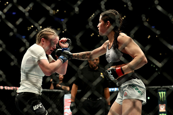 -Polyana Viana donne un coup de poing à JJ Aldrich lors de la deuxième ronde du combat de poids de la paille chez les femmes lors de l'UFC 227 au Stades Center le 4 août 2018 à Los Angeles, États-Unis. Photo par Joe Scarnici / Getty Images.