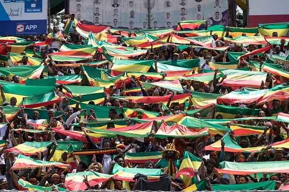 -Les Éthiopiens agitent des drapeaux nationaux et célèbrent dans les rues d'Addis-Abeba le retour de Berhanu Nega, dirigeant de l'ancien mouvement armé Ginbot 7, après onze ans d'exil, le 9 septembre 2018. Photo YONAS TADESSE / AFP / Getty Images.