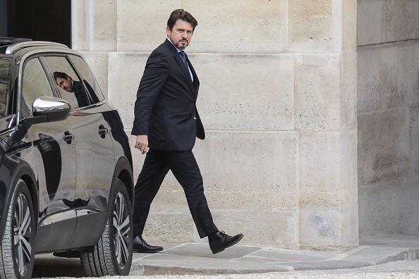 -Le 19 septembre 2018 à Paris, Sylvain Fort, conseiller en communication du président français en charge des discours, se promène dans la cour du palais présidentiel de l'Elysée. LUDOVIC MARIN / AFP / Getty Images.