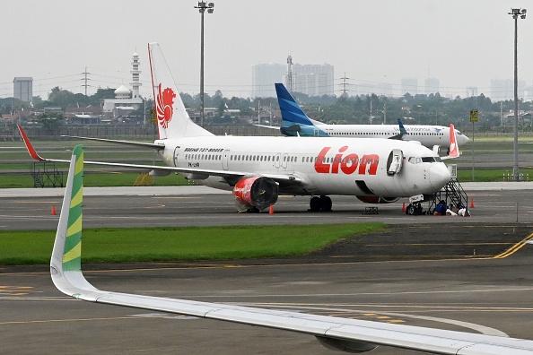 -Des avions Lion Air stationnent à l'aéroport international Sukarno-Hatta de Tangerang, à la périphérie de Jakarta.  L’Indonésie est l’un des marchés de l’aviation qui connaît la croissance la plus rapide au monde, mais elle fait l’objet d’un nouvel examen depuis le crash fatal de Lion Air. La deuxième boite noire a été retrouvée. Photo ADEK BERRY / AFP / Getty Images.