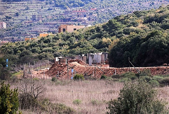 -Une photo prise le 21 décembre 2018 dans le village de Ramyeh, dans le sud du Liban, montre un avant-poste militaire israélien de l'autre côté de la frontière. L'armée israélienne a déclaré aujourd'hui avoir fait sauter un tunnel transfrontalier creusé par le Hezbollah au Liban. Photo  MAHMOUD ZAYYAT / AFP / Getty Images.