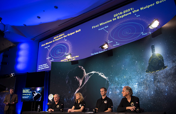 -Les principaux chercheurs du projet Ultima sont vus lors d'une conférence de presse précédant le survol d'Ultima Thule par la sonde spatiale New Horizons, le lundi 31 décembre 2018 au Laboratoire de physique appliquée (APL) de l'Université Johns Hopkins à Laurel, dans le Maryland. Photo de Joel Kowsky / NASA via Getty Images.