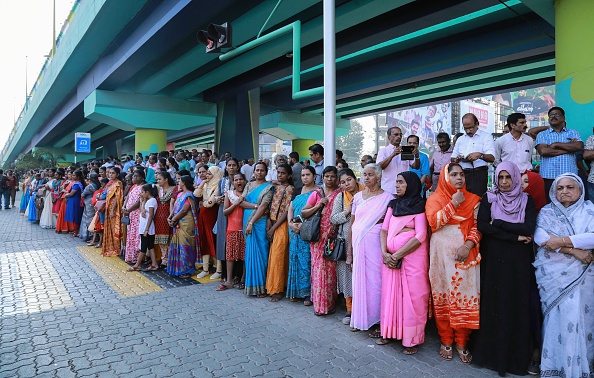 -Le 1er janvier 2019, à Kochi, dans le sud de l'État du Kerala, des femmes indiennes font la queue pour participer à une manifestation. Des dizaines de milliers de femmes ont formé une chaîne humaine dans un État de l'Inde du Sud le 1er janvier une ordonnance du tribunal annulant l'interdiction partielle faite aux femmes d'entrer dans l'un des temples les plus sacrés de l'hindouisme, ont déclaré des témoins. Photo / AFP / Getty Images.