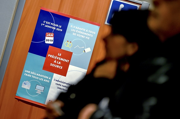 -Les gens attendent leur tour au centre fiscal d'Amiens, dans le nord de la France, lors de la visite du ministre français de l'Action publique et des Comptes le 2 janvier 2019. - À partir du 1er janvier 2019, les impôts seront collectés à la source en France. Photo PHILIPPE HUGUEN / AFP / Getty Images.