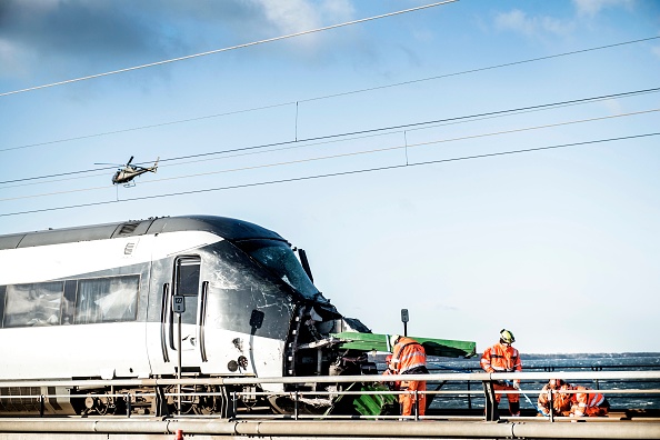 -Six personnes ont été tuées dans un accident de train sur le pont reliant deux îles du Danemark, a déclaré l'opérateur ferroviaire DSB. L'accident s'est produit sur le pont du Grand Belt reliant les îles de Zélande, où se trouve Copenhague, et Fionie. Photo TIM K. JENSEN / AFP / Getty Images.