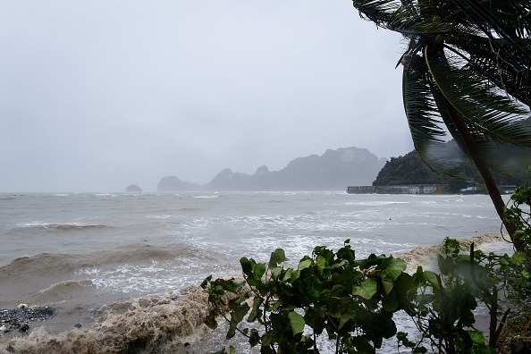 -La tempête a évité de justesse vendredi après-midi Koh Samui, Koh Phangan et Koh Tao dans le golfe de Thaïlande, des îles très prisées des vacanciers. Photo LILLIAN SUWANRUMPHA / AFP / Getty Images.