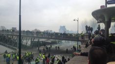 « Gilets Jaunes » : violents heurts entre manifestants et CRS sur la passerelle Léopold Sédar-Senghor à Paris
