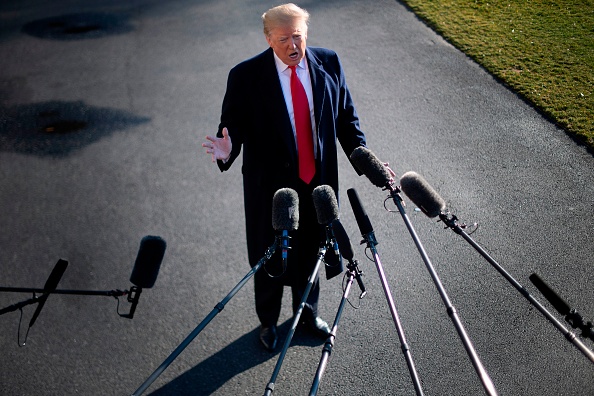 -Le 6 janvier 2019, le président des États-Unis, Donald Trump, s'adresse à la presse alors qu'il quitte la Maison-Blanche à Washington, DC, pour se rendre à Camp David. "Nous devons impérativement construire le mur", a déclaré Trump à la presse. Photo JIM WATSON / AFP / Getty Images.