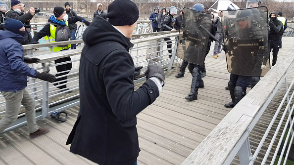 "Gilets jaunes" Acte 8. L'ex-boxeur Christophe Dettinger pendant les manifestations sur le pont Léopold-Sédar-Senghor à Paris.  (Photo : -/AFP/Getty Images)