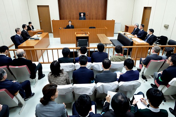 -Le juge Yuichi Tada et le public  sont assis dans une salle avant l'audience sur l'affaire de l'ancien président de Nissan, Carlos Ghosn, devant la cour du district de Tokyo le 8 janvier 2019. Photo KIYOSHI OTA / AFP / Getty Images.