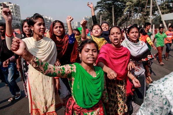 -Des travailleurs en grève bangladais défilent dans les rues de Dhaka le 8 janvier 2019 au cours d'une troisième journée de manifestation pour exiger des hausses de salaire. Les 4 500 usines de textile et d'habillement du Bangladesh ont exporté pour plus de 30 milliards de dollars de vêtements l'an dernier, confectionnant des vêtements pour des détaillants tels que H & M, Walmart, Tesco, Carrefour et Aldi. Photo ABDULLAH APU / AFP / Getty Images.