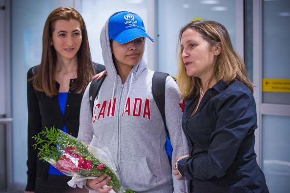 -La jeune femme saoudienne Rahaf Mohammed al-Qunun est accueillie par la ministre des Affaires étrangères du Canada, Chrystia Freeland à son arrivée à l'aéroport international Pearson de Toronto, en Ontario, le 12 janvier 2019. Photo de LARS HAGBERG / AFP / Getty Images.