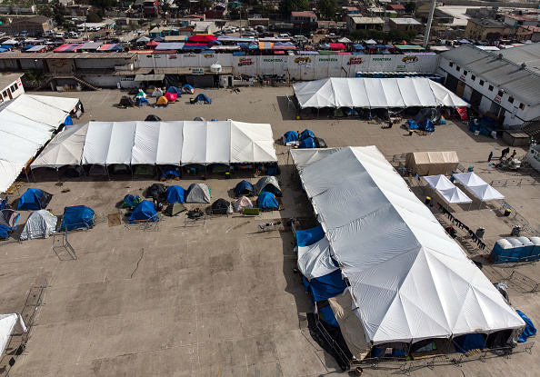 -Vue aérienne de l'abri temporaire El Barretal où les migrants d'Amérique centrale voyageant sur la première caravane aux États-Unis ont séjourné à Tijuana, dans l'État de la Basse Californie, au Mexique, le 20 janvier 2019. Photo de GUILLERMO ARIAS / AFP / Getty Images.