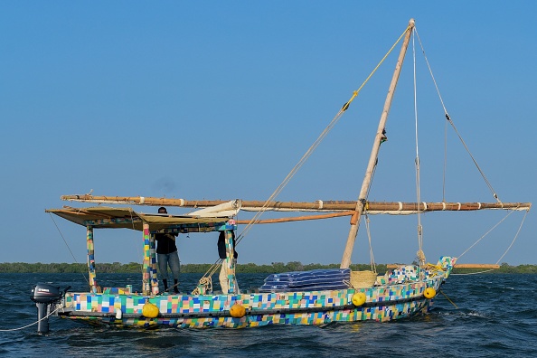-Le dhow fabriqué à partir de flotteurs de plastique recyclé lors de son lancement officiel le 23 janvier 2019 à l'île de Lamu, sur la côte nord du Kenya. Flipflopi, Le premier dhow 100% en plastique recyclé au monde, entame son premier voyage de 500 km au départ de Lamu. Photo ANDREW KASUKU / AFP / Getty Images